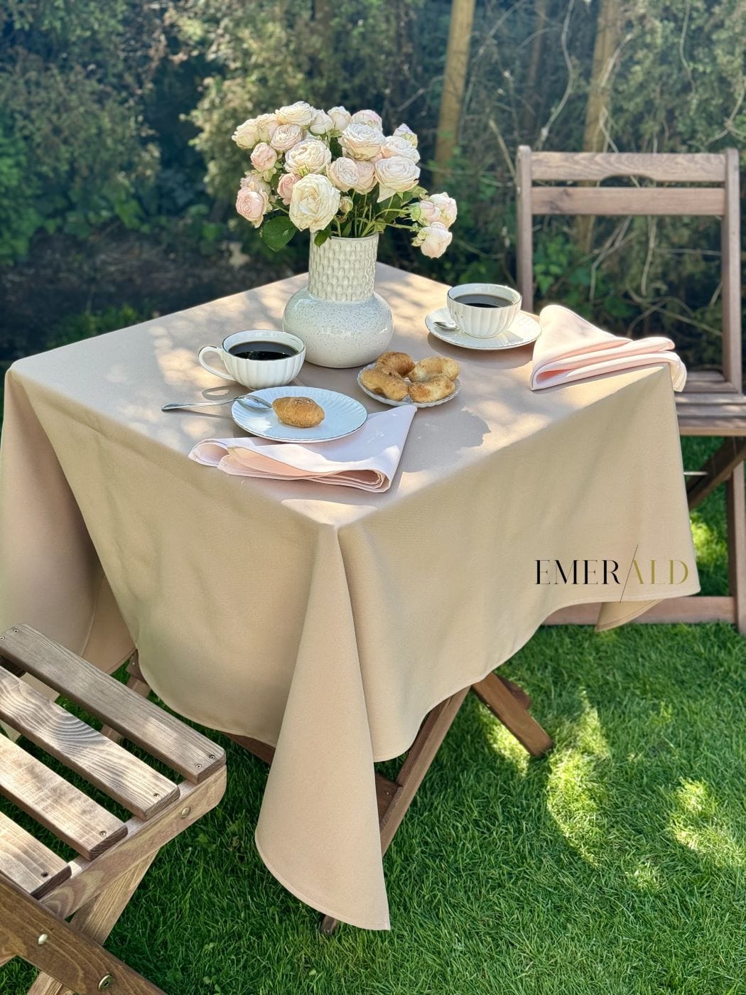 Mocha spalvos staltiesė