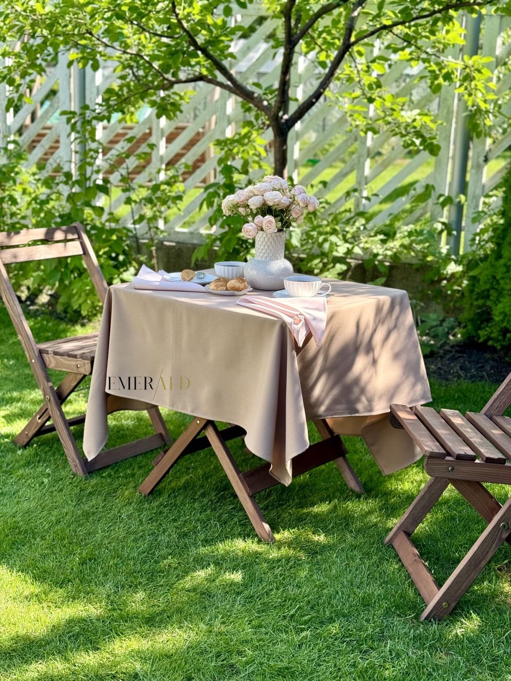 Mocha spalvos staltiesė