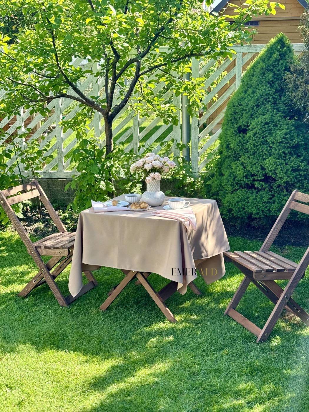 Mocha spalvos staltiesė