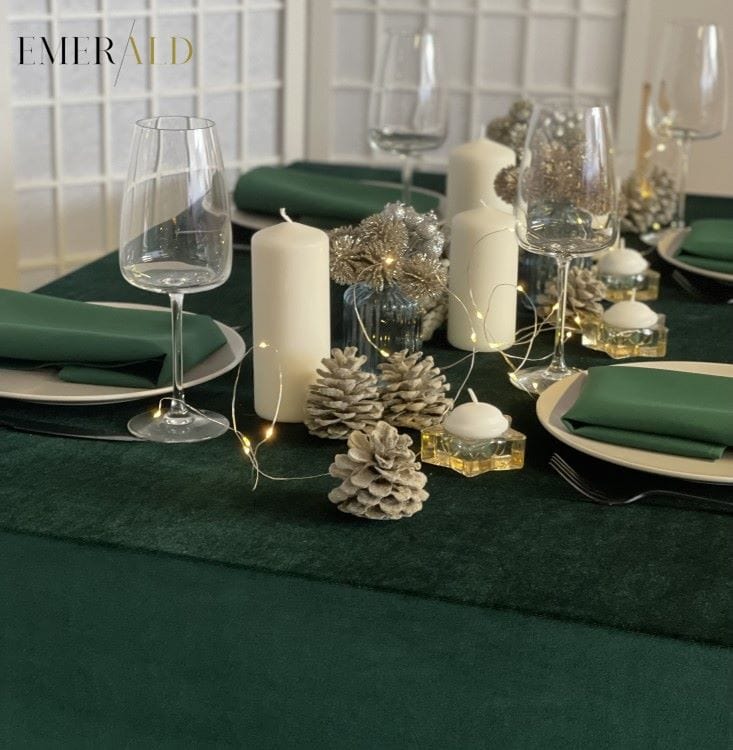 Zalios spalvos staltiese su servetelemis