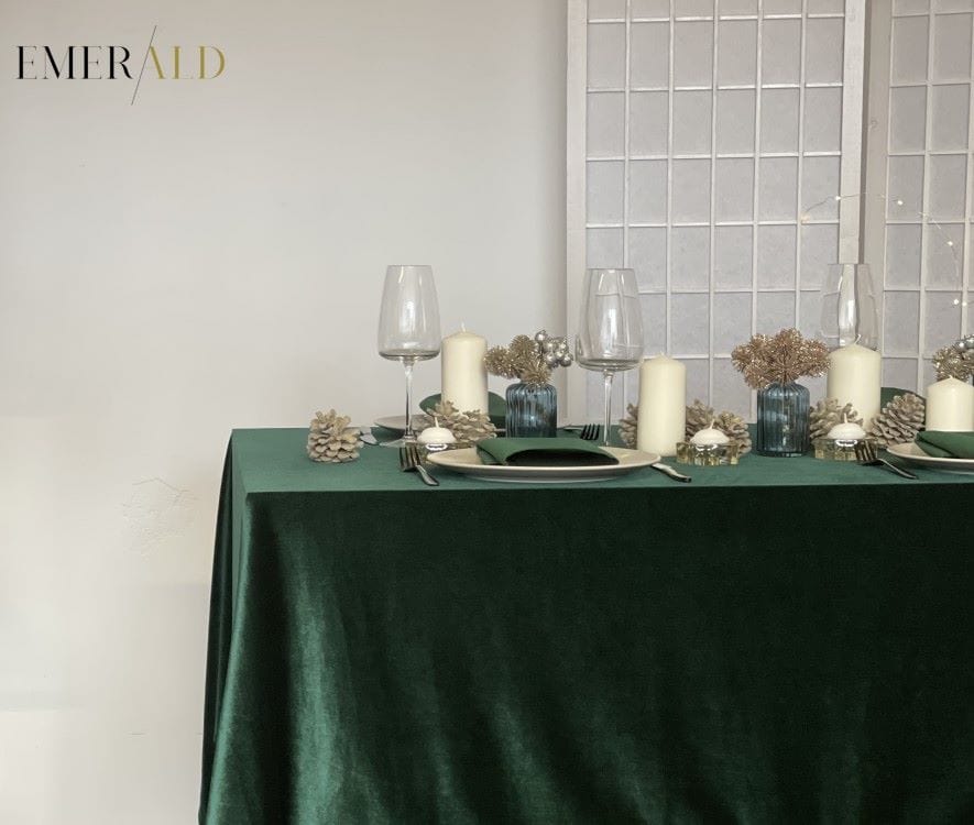 Aksomine zalios spalvos staltiese