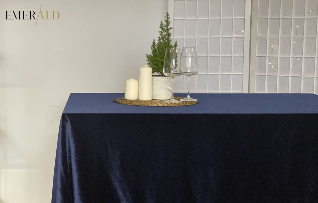 Tamsiai mėlynos spalvos aksominė staltiesė