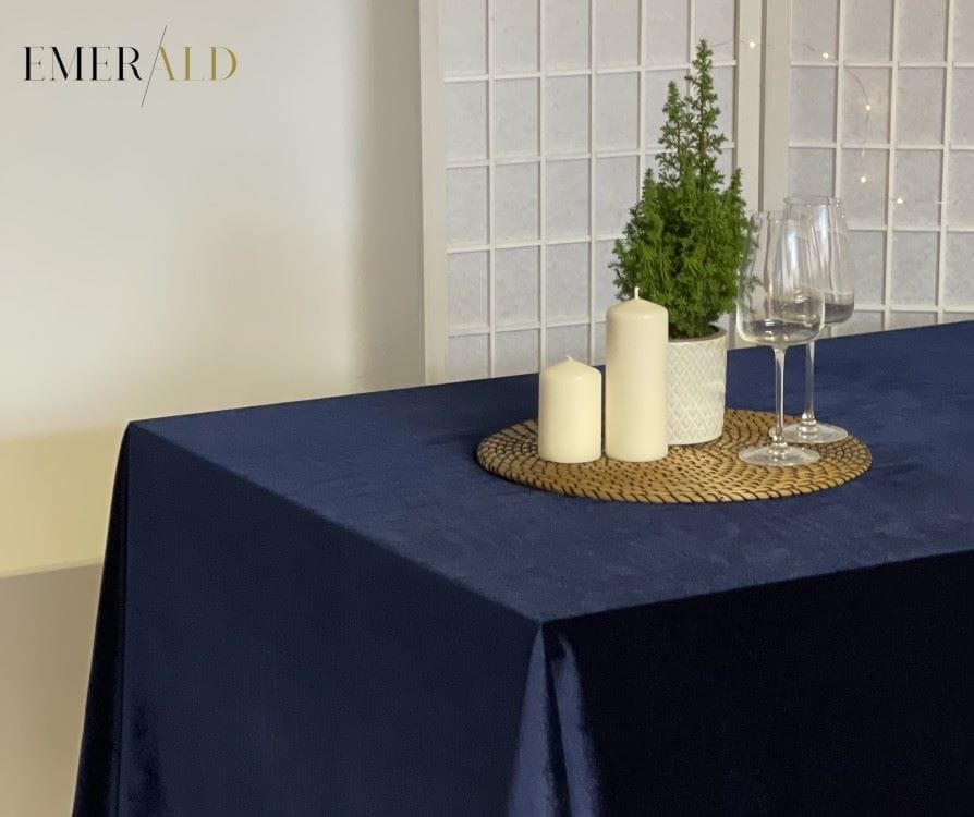 Tamsiai mėlynos spalvos aksominė staltiesė