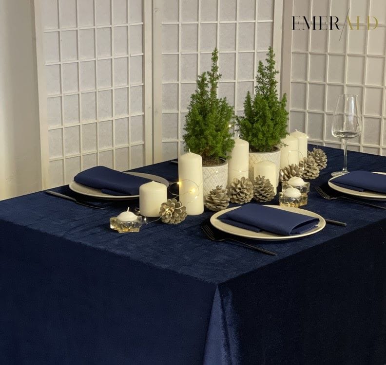 Tamsiai mėlynos spalvos aksominė staltiesė