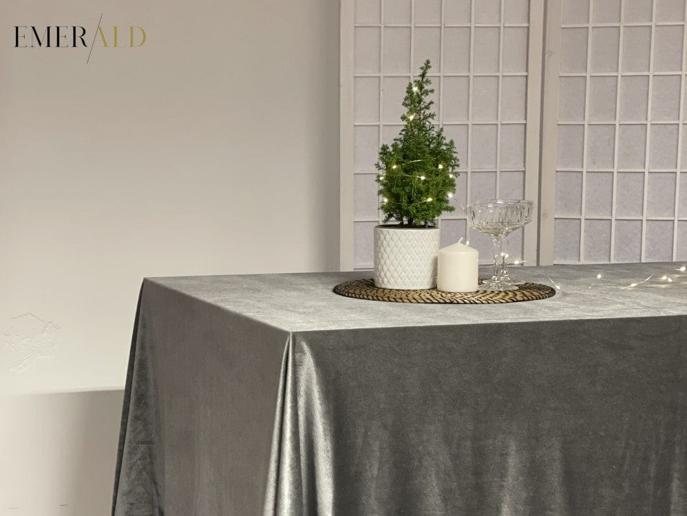 Pilkos spalvos aksominė staltiesė