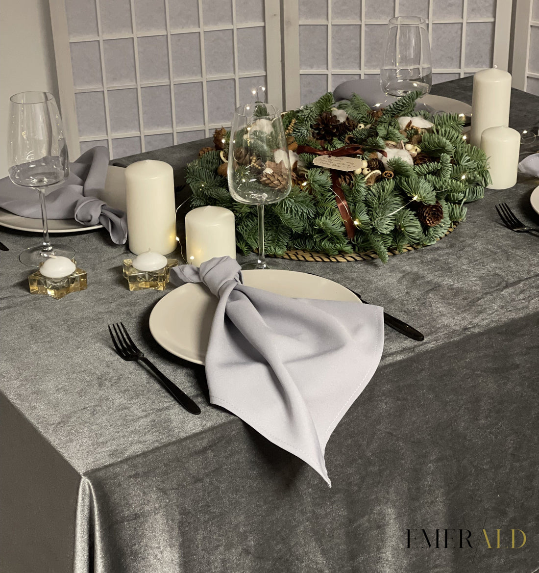 Pilkos spalvos aksominė staltiesė