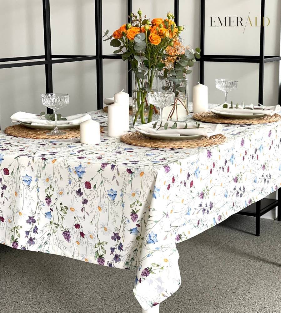 "Pievų gėlės" staltiesė