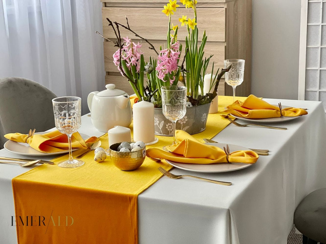 Aksominis Geltonos spalvos stalo takelis ir servetėlės