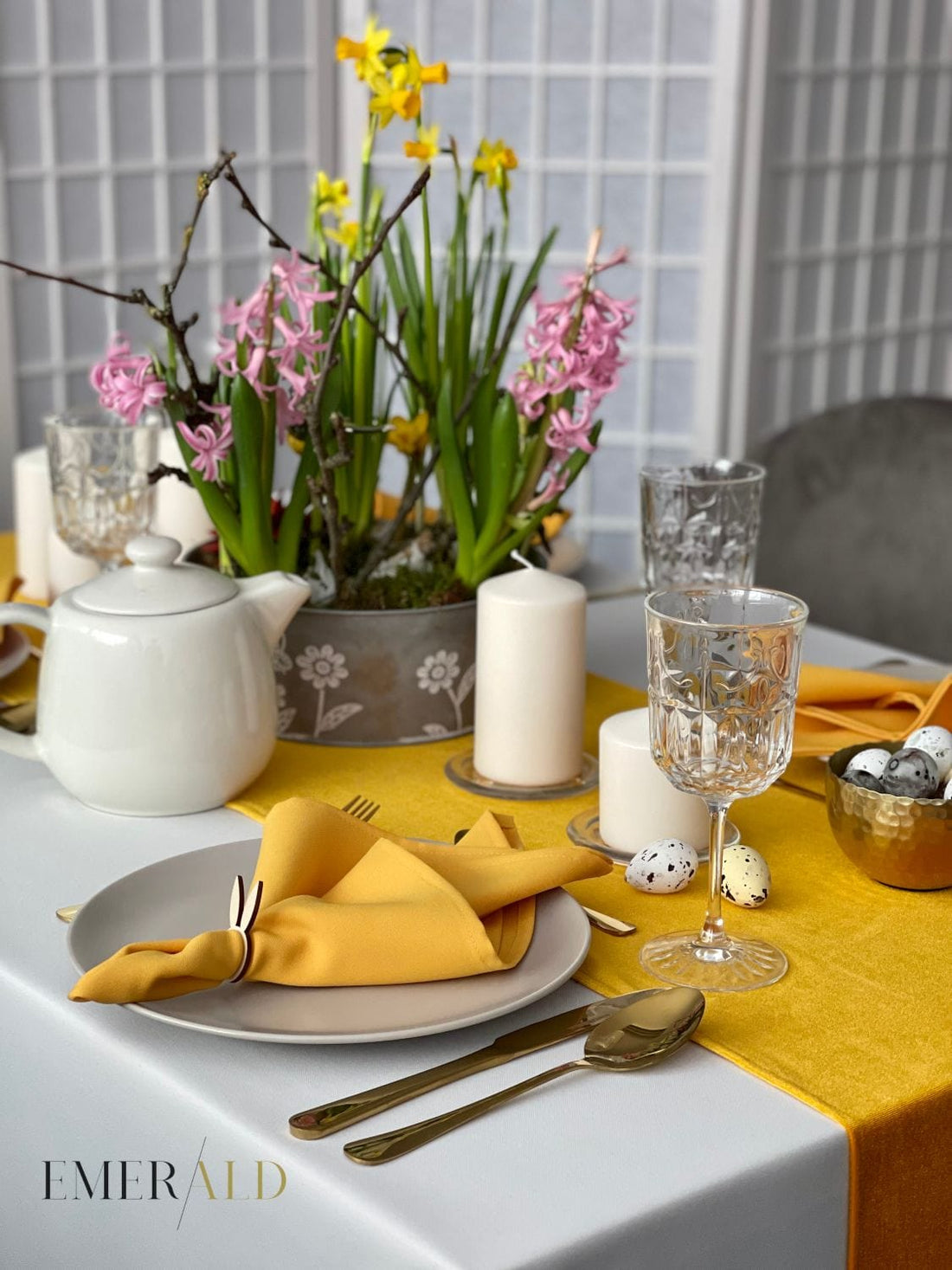 Aksominis Geltonos spalvos stalo takelis ir servetėlės