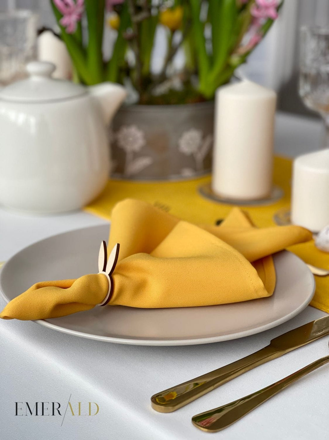 Aksominis Geltonos spalvos stalo takelis ir servetėlės