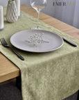 undefined EmeraldLT Alyvuogių spalvos veliūrinis pietų stalo takelis EmeraldLT.