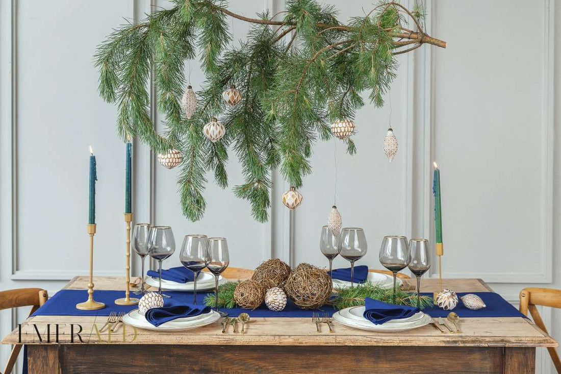 tamsiai melynas stalo takelis ir serveteles