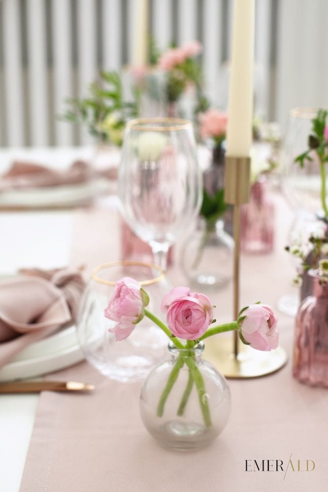 Šviesiai pelenų rožinės spalvos stalo takelis ir servetėlės