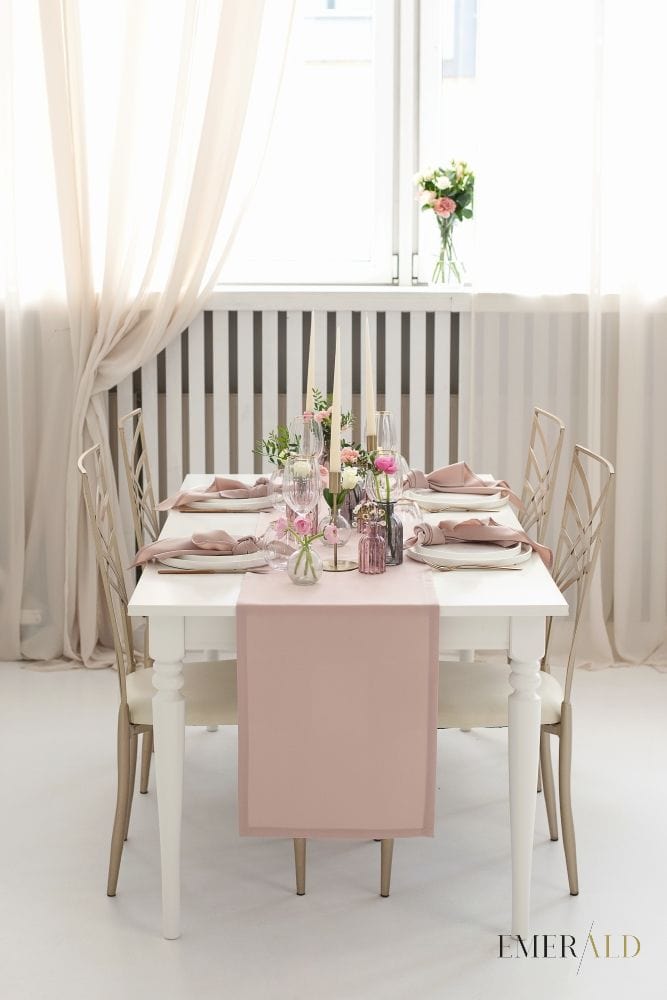 Šviesiai pelenų rožinės spalvos stalo takelis