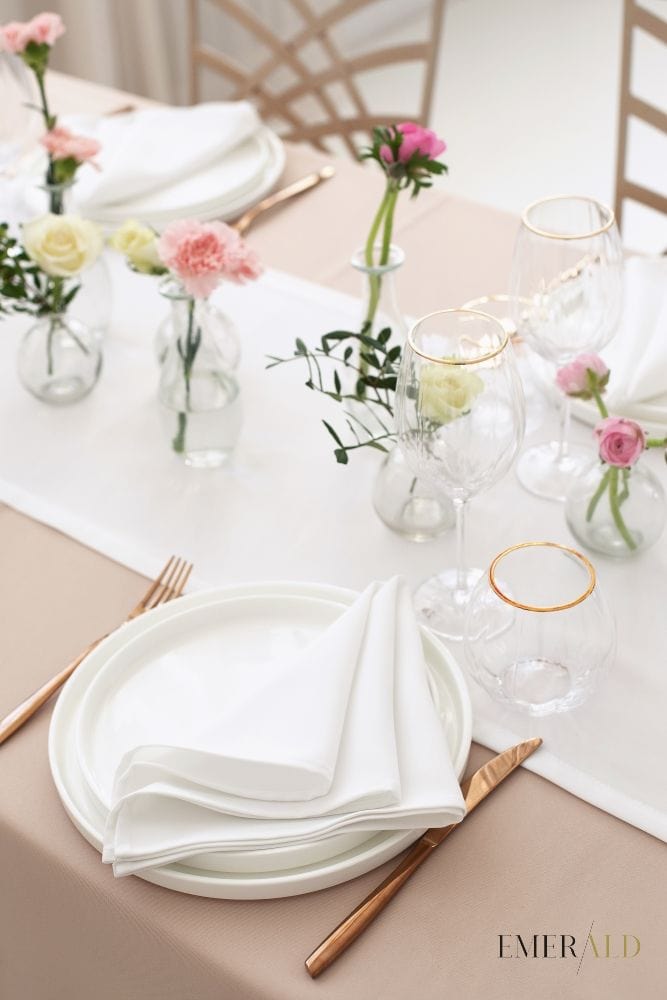 Pieno baltas stalo takelis ir servetėlės