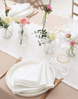 Pieno baltas stalo takelis ir servetėlės