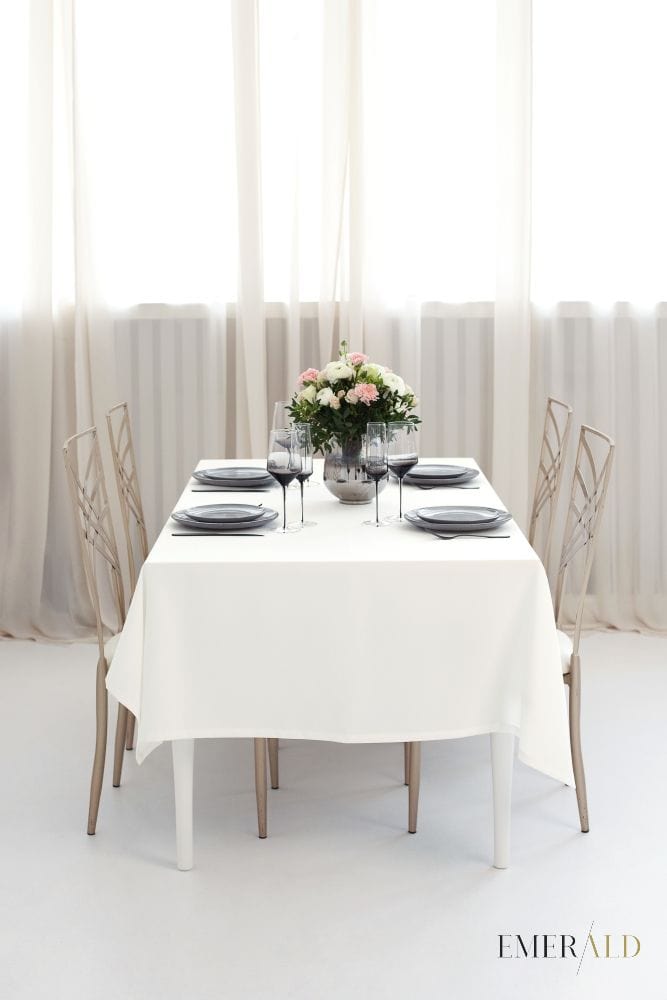 Balta klasikine staltiese