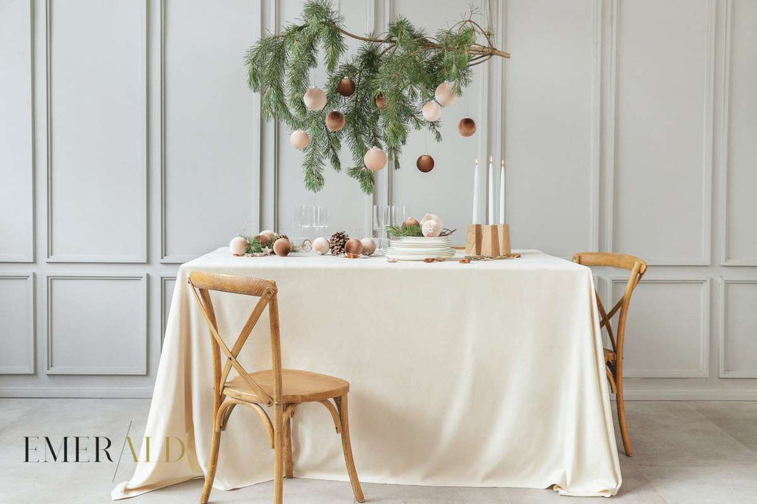 Pieno baltos spalvos veliūrinė staltiesė