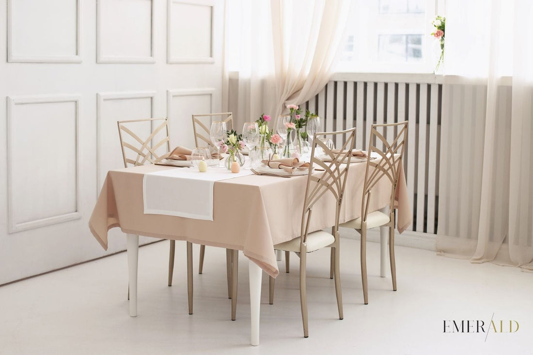 Pieno baltas stalo takelis ir servetėlės