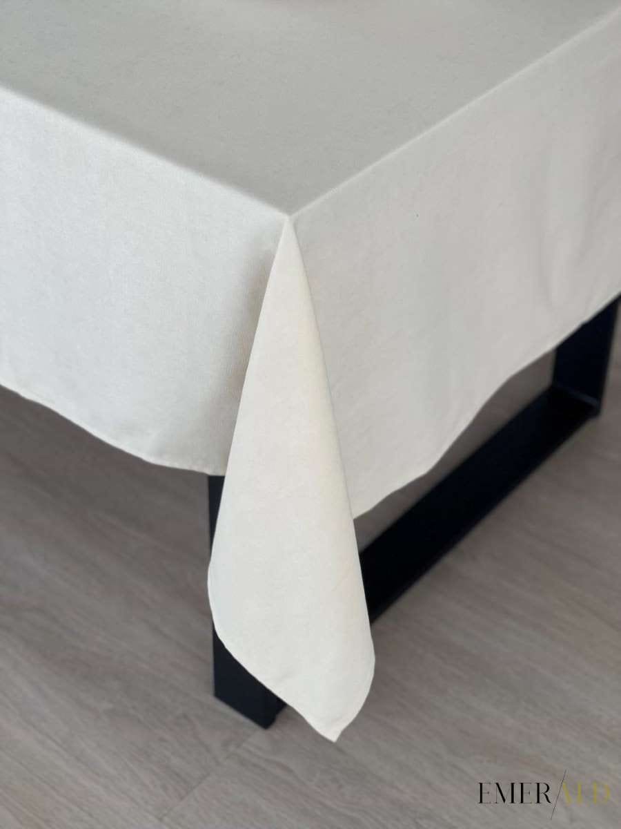 Pieno baltos spalvos veliūrinė staltiesė