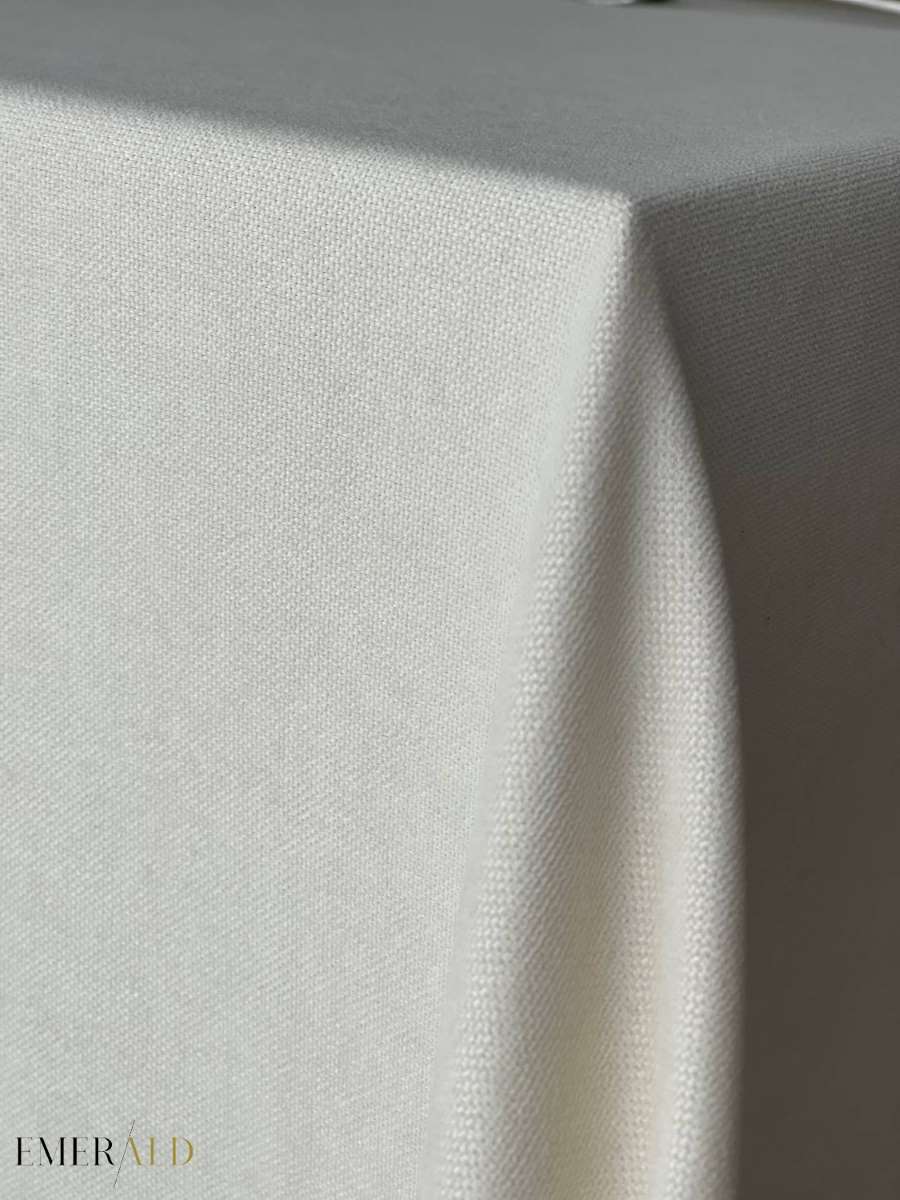 Pieno baltos spalvos veliūrinė staltiesė