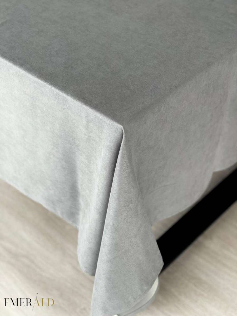 Pilkos spalvos veliūrinė staltiesė