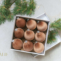 Rudi aksominiai kaledu eglutes papuosimai