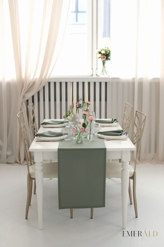 Šalavijo žalumo spalvos takelis ir servetėlės