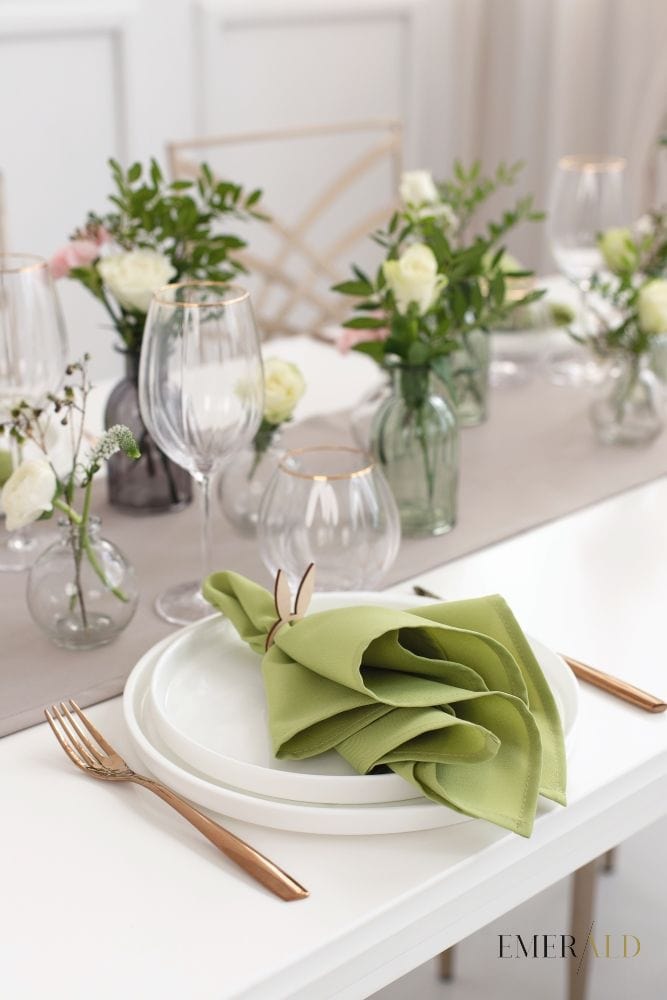 Kakavinis stalo takelis ir salotinės servetėlės