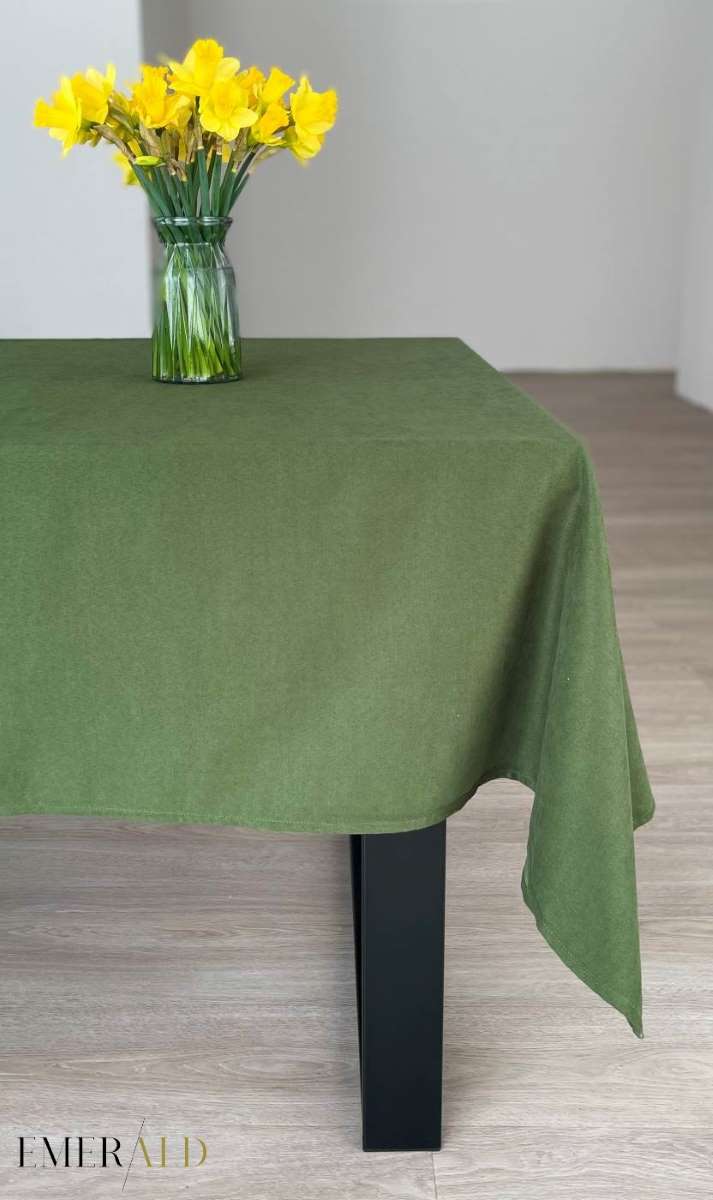 Samanų spalvos veliūrinė staltiesė