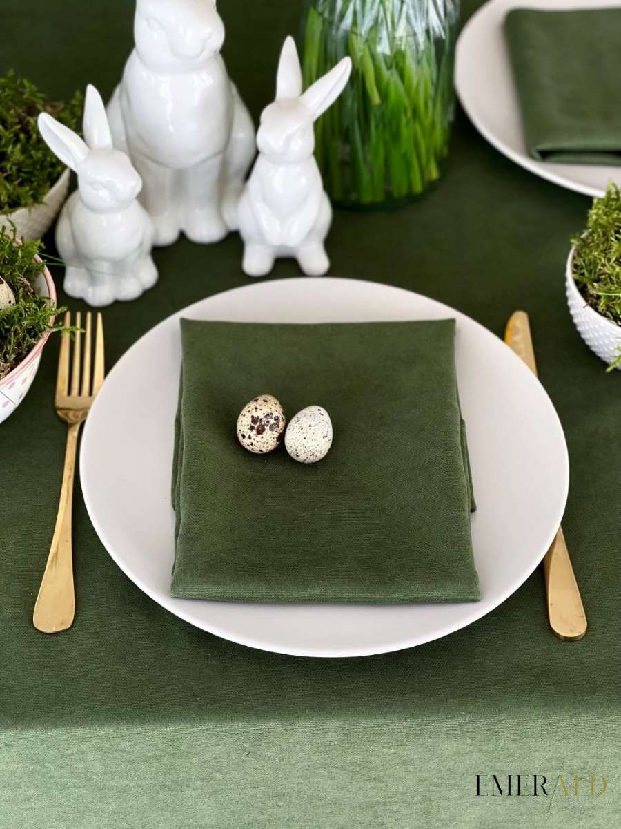 Samanų spalvos veliūrinė staltiesė