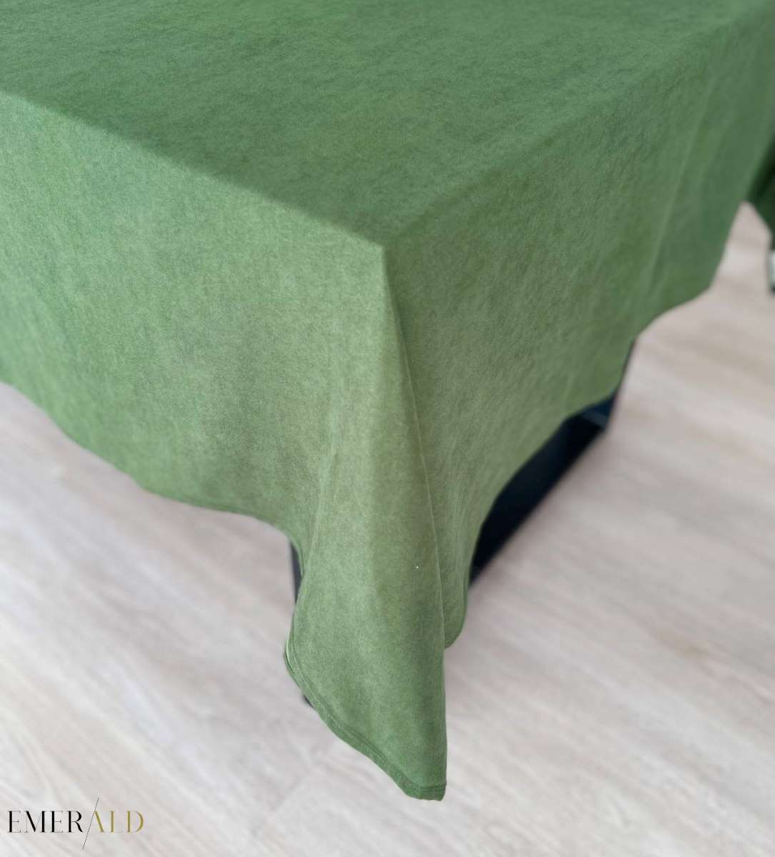 Samanų spalvos veliūrinė staltiesė