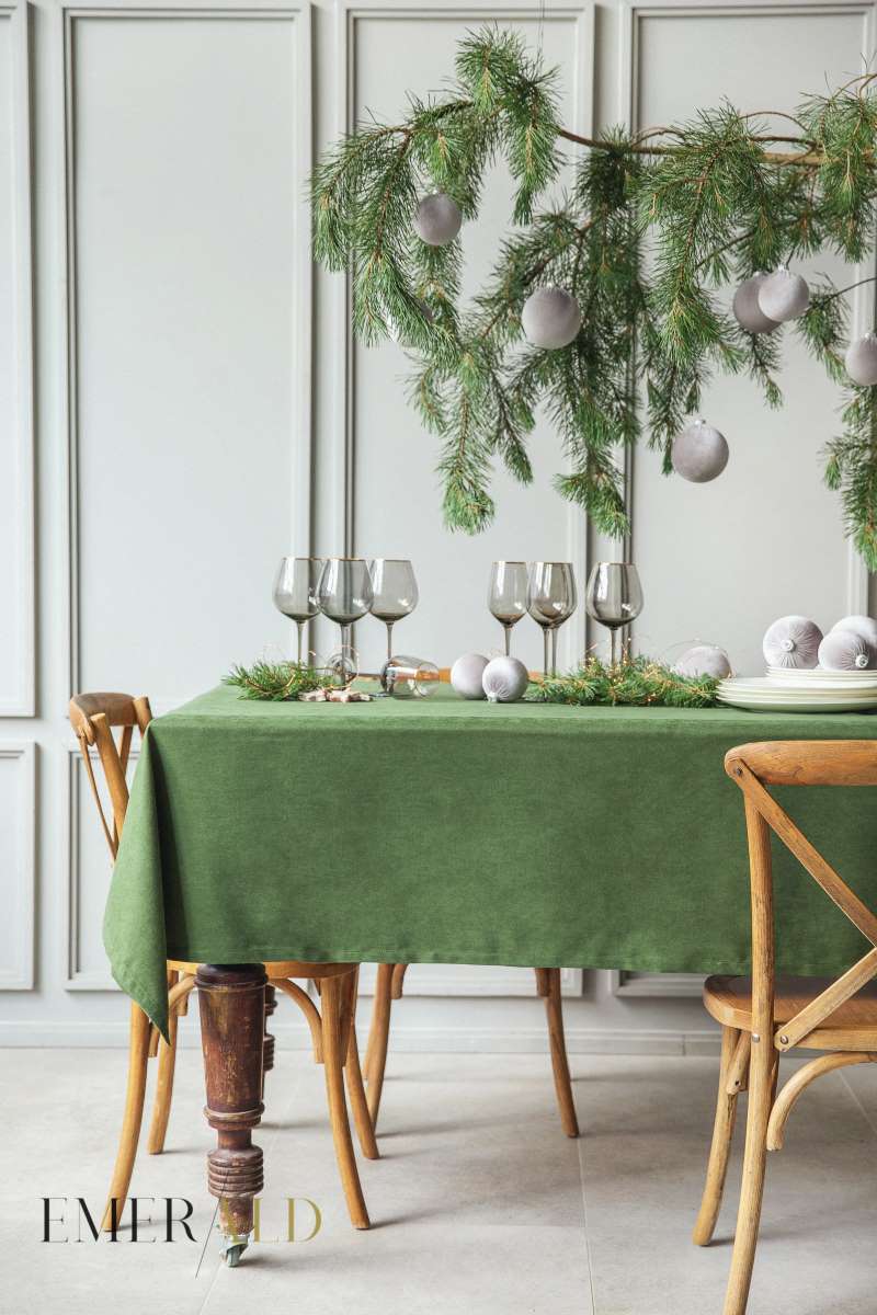 Samanų spalvos veliūrinė staltiesė