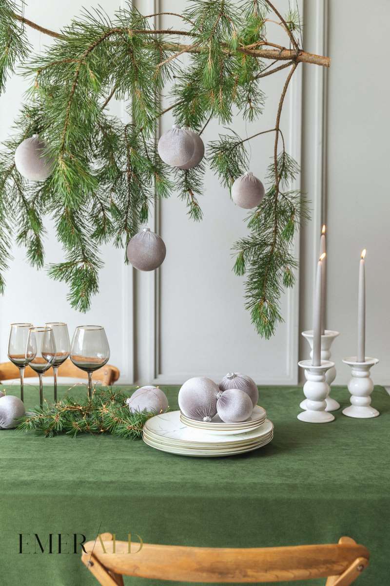 Samanų spalvos veliūrinė staltiesė