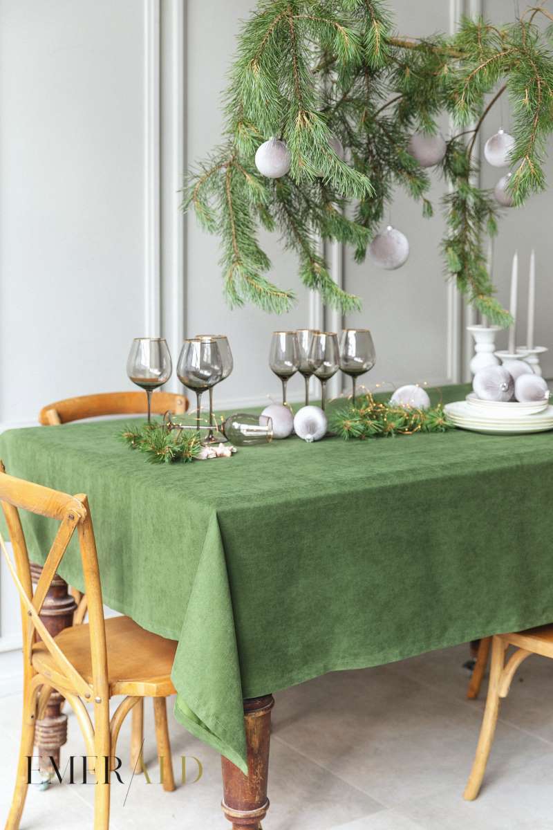 Samanų spalvos veliūrinė staltiesė