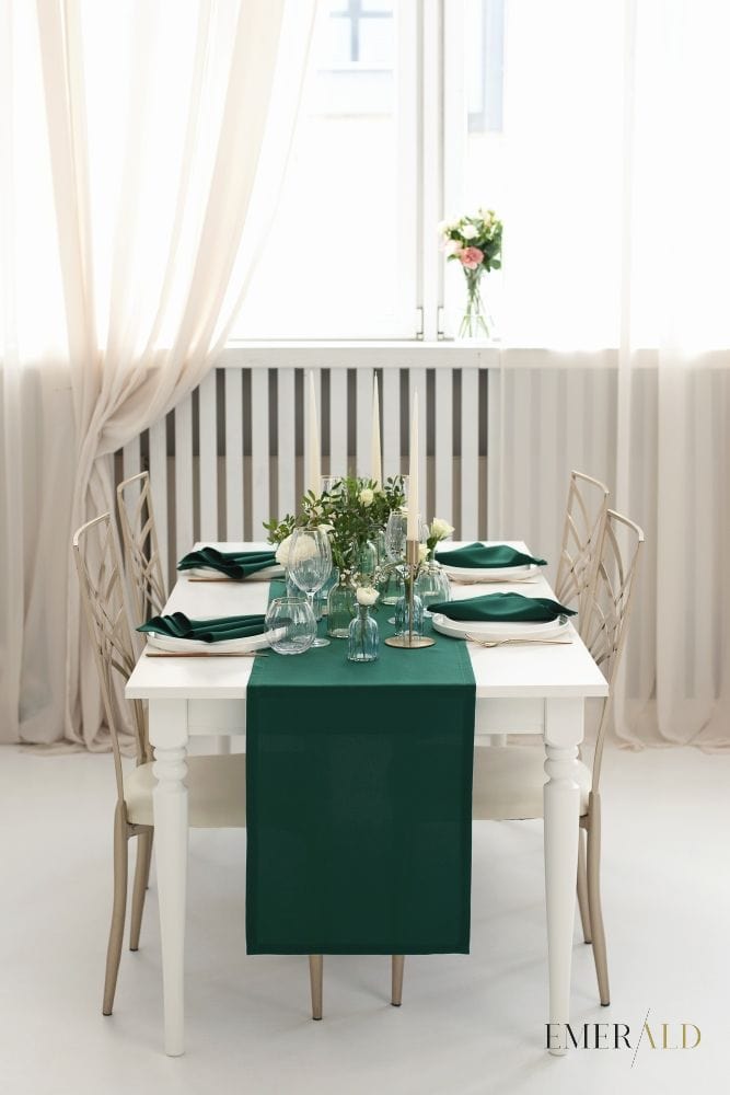 Smaragdinės spalvos stalo takelis