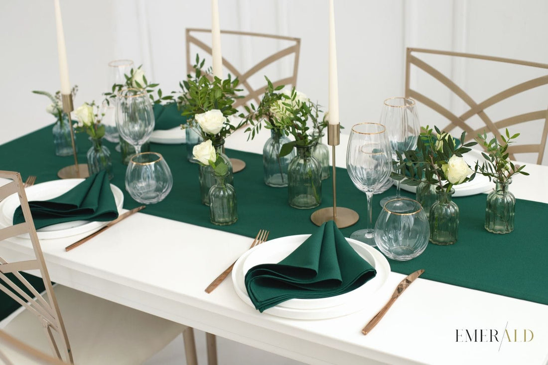 Smaragdinės spalvos stalo takelis