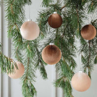 Rudos ir smelio spalvos aksominiai dekoravimo kamuoliukai