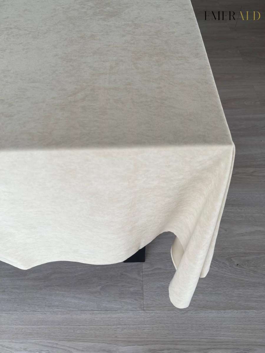 Smėlio spalvos veliūrinė staltiesė