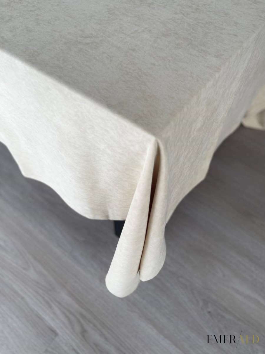 Smėlio spalvos veliūrinė staltiesė