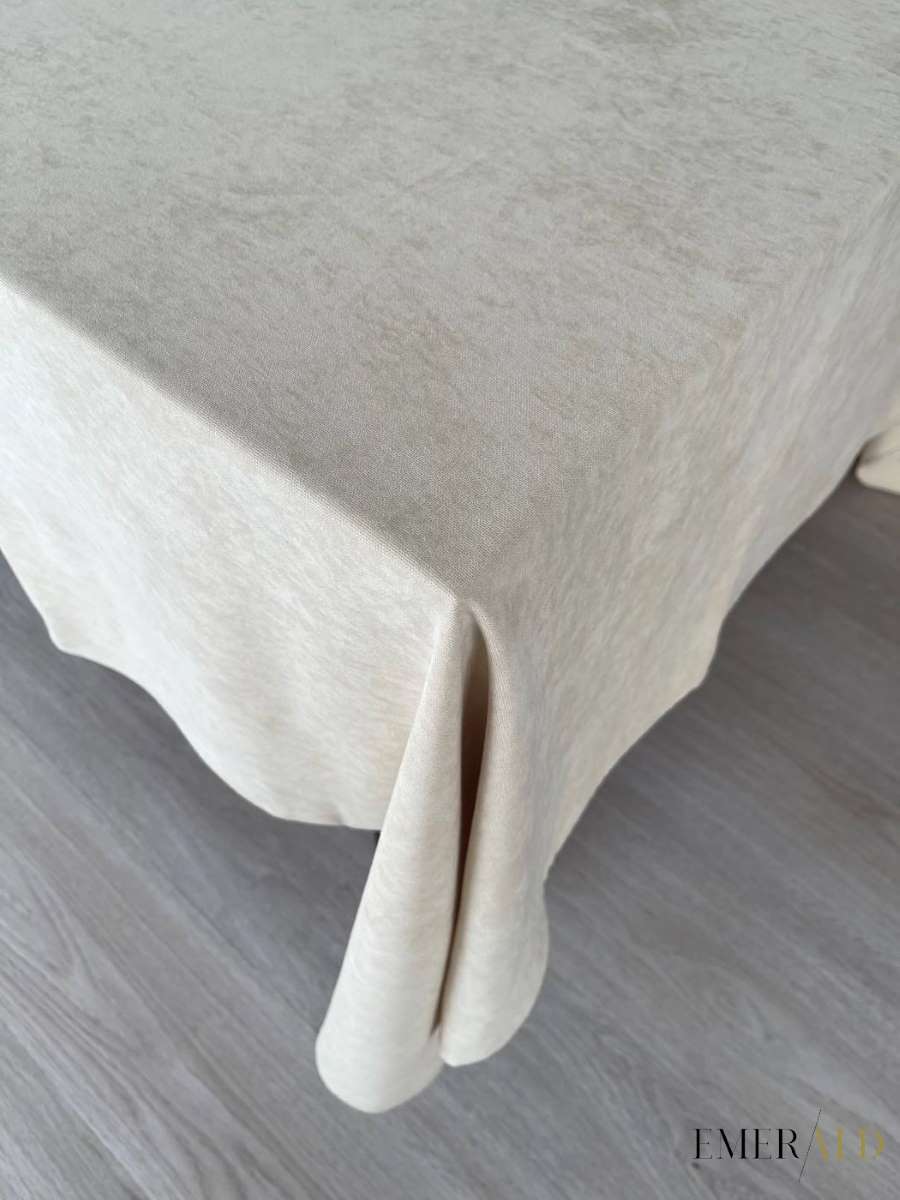 Smėlio spalvos veliūrinė staltiesė