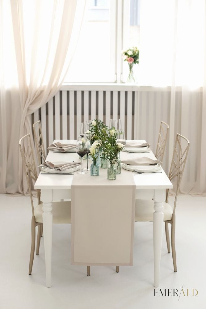 Smėlio spalvos stalo takelis