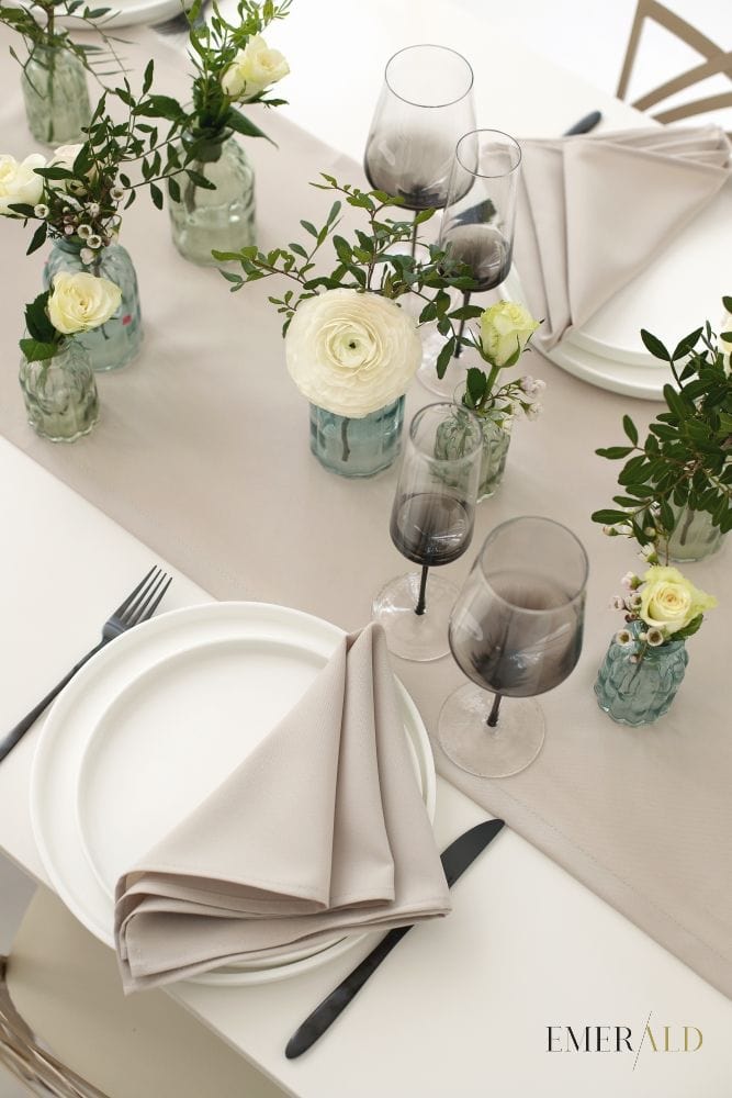 Smėlio spalvos stalo takelis