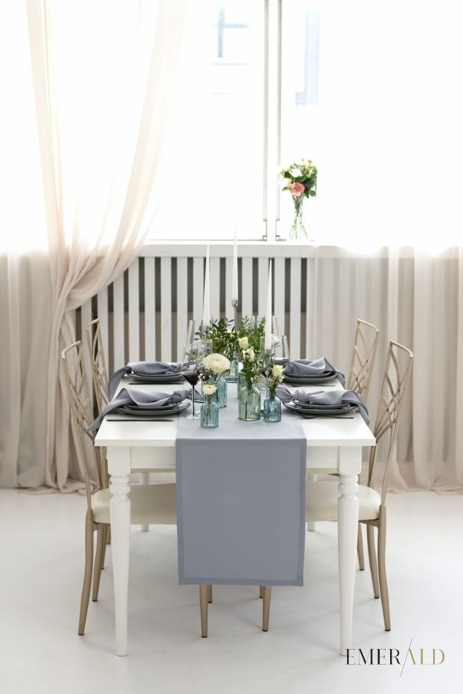 Šviesiai pilkos spalvos stalo takelis