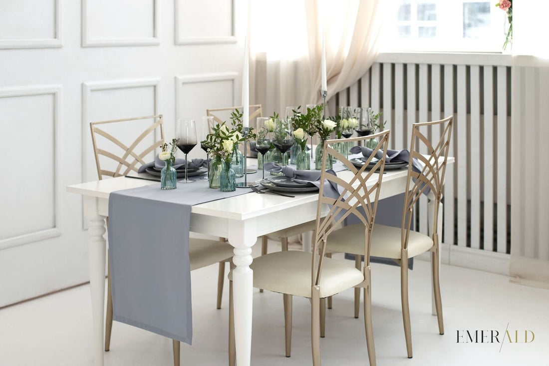 Šviesiai pilkos spalvos stalo takelis