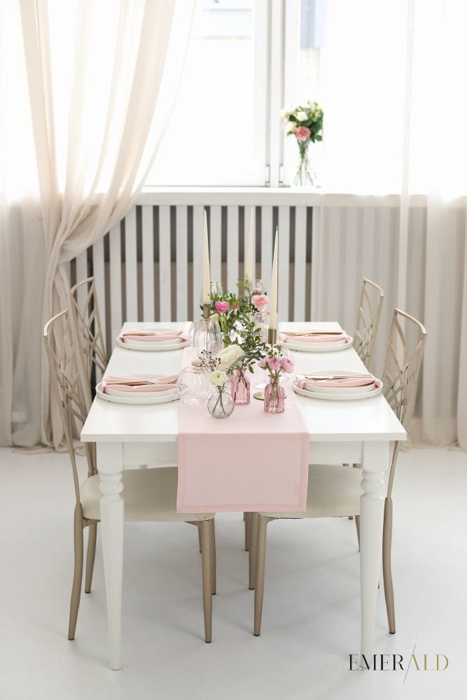 Šviesiai rožinis stalo takelis ir servetėlės