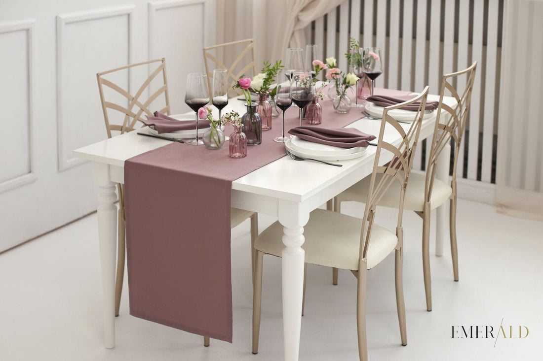 Tamsiai pelenų rožinis stalo takelis ir servetėlės