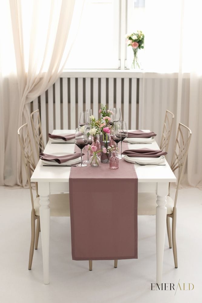 Tamsiai pelenų rožinės spalvos stalo takelis