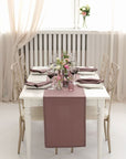 Tamsiai pelenų rožinis stalo takelis ir servetėlės