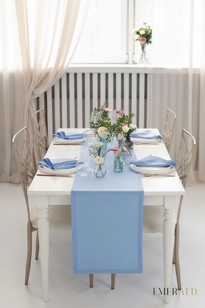 Žydros spalvos stalo takelis